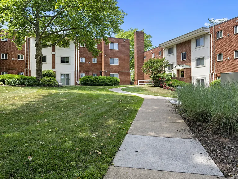 Bren Mar Apartments — Photo 9