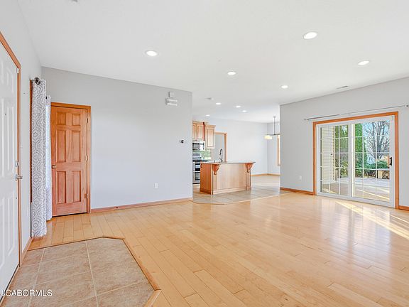 5th image of 212 Glenwood Dr