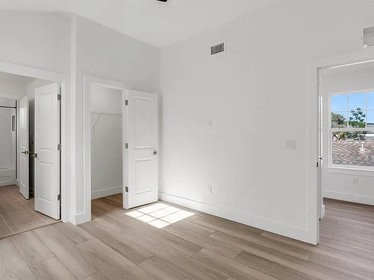 1912 W Chestnut St — Photo 16