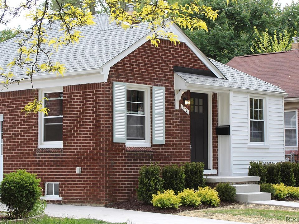 1st image of 872 Channing St