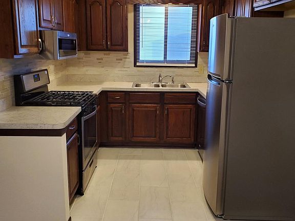 15727 3BL Kitchen view