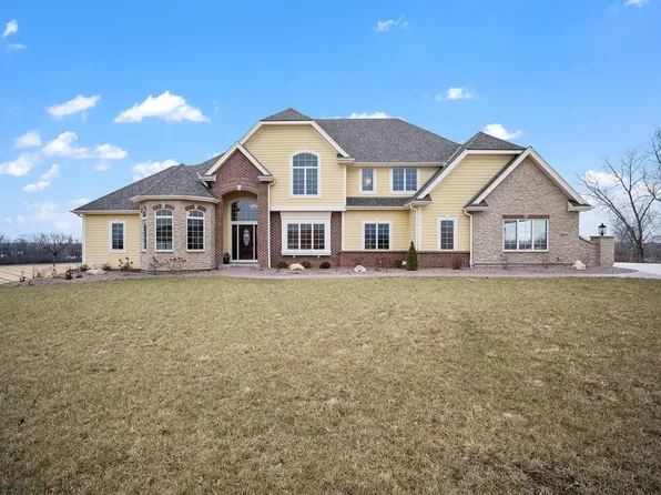 1853 Hunters TRAIL, West Bend, WI 53090