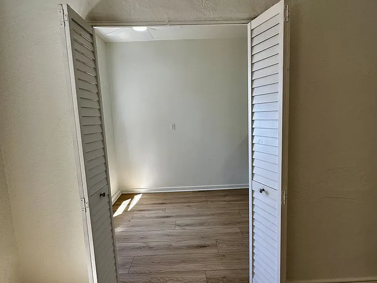 213 S Jackson St — Photo 9