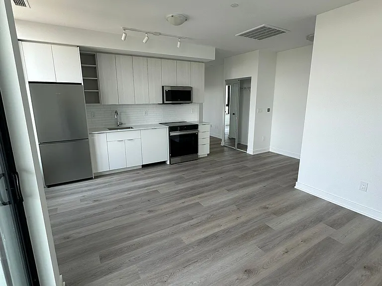 2075 Lakeshore Rd #2202 — Photo 1