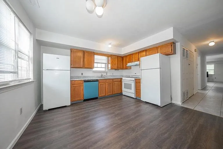 Eat-in-Kitchen
