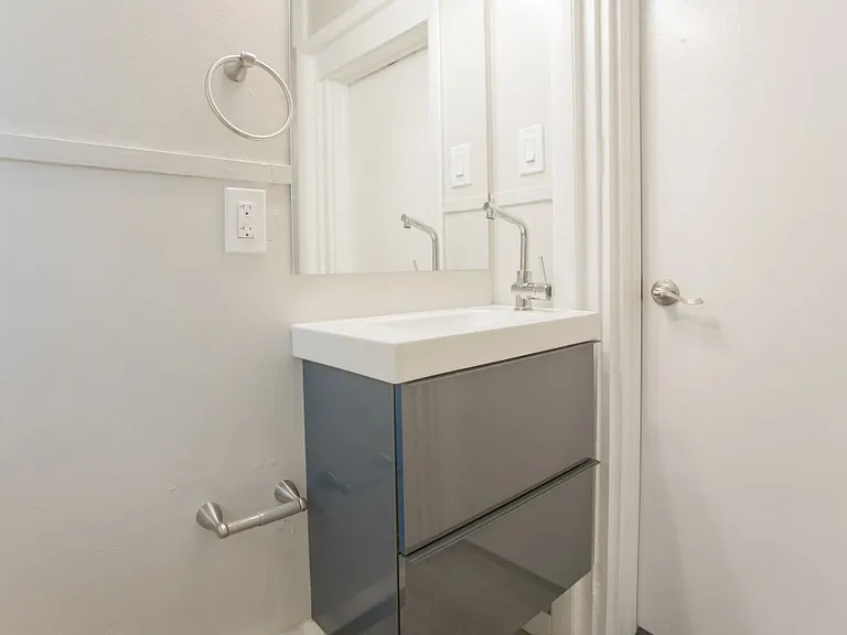1839 Arapahoe Unit 1 Bathroom
