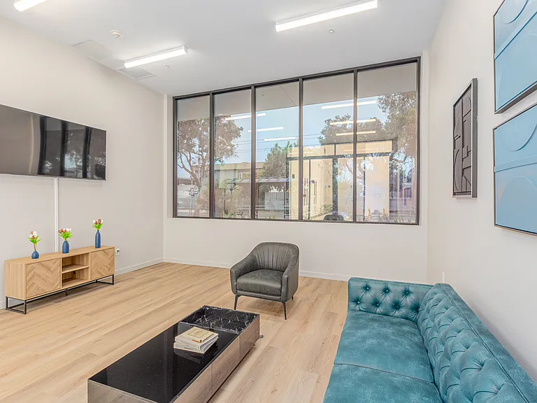 2551 Commercial St — Photo 8
