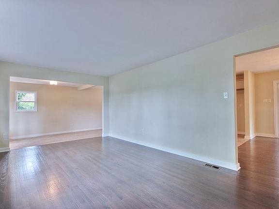 3rd image of 2745 Washington St