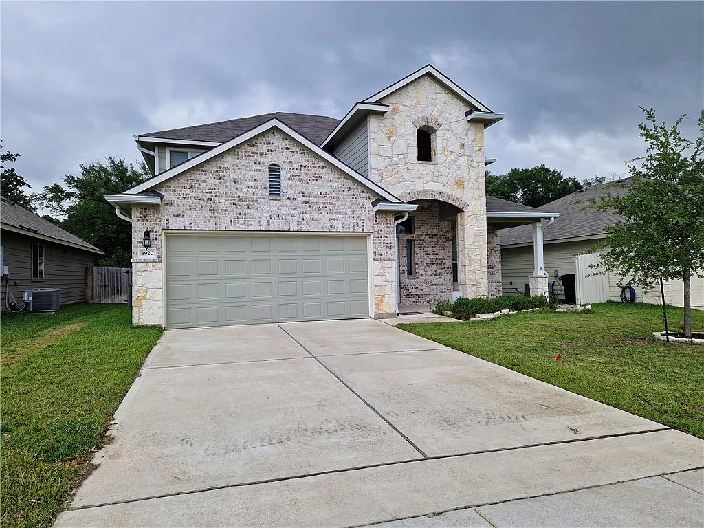 5 bed, 2.5 bath, 2479 sqft, $2,200 — Photo 2