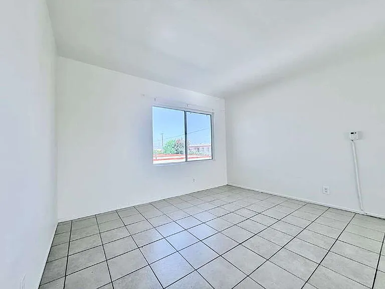 943 W 68th St #4 — Photo 7