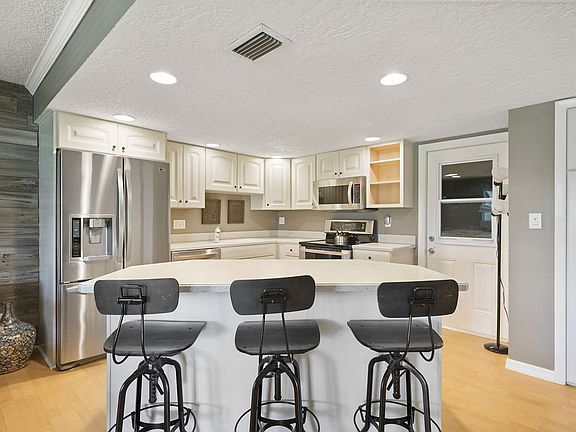 3rd image of 632 Desoto Ln