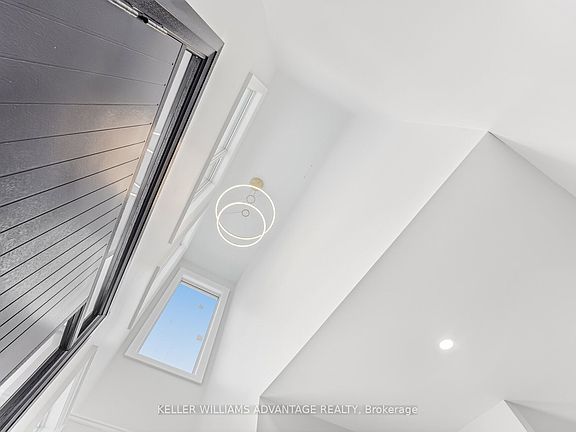 3rd image of 711 Hillview Cres