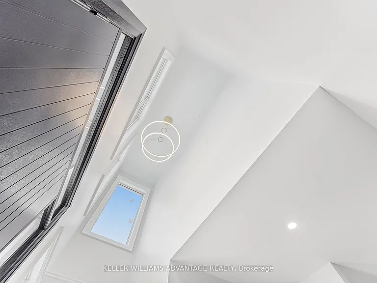 711 Hillview Cres — Photo 3