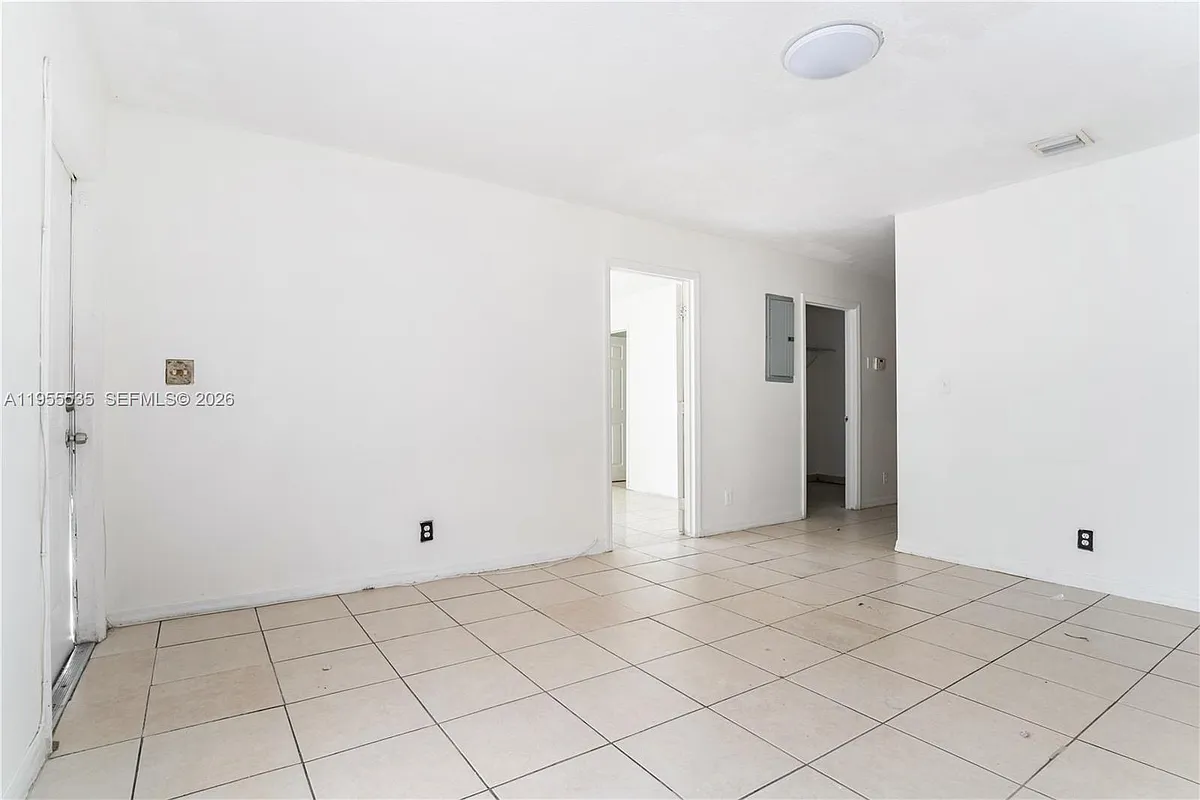 Building Photo - 415 N 60th Way #1
