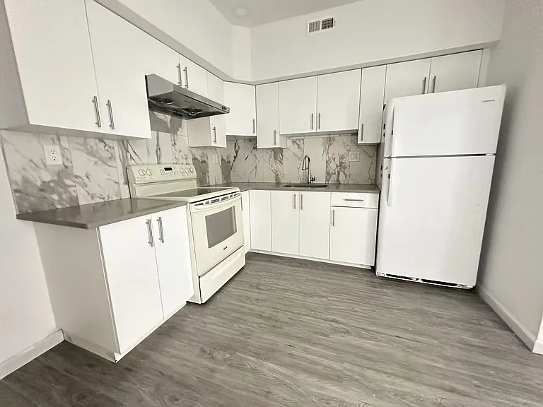 915 Washington Av — Photo 7