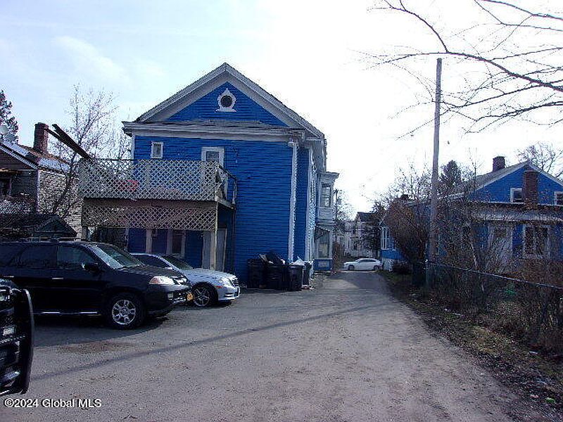 3rd image of 70 Saratoga Avenue