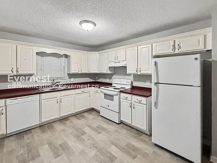1104 Oak Creek Trl — Photo 3