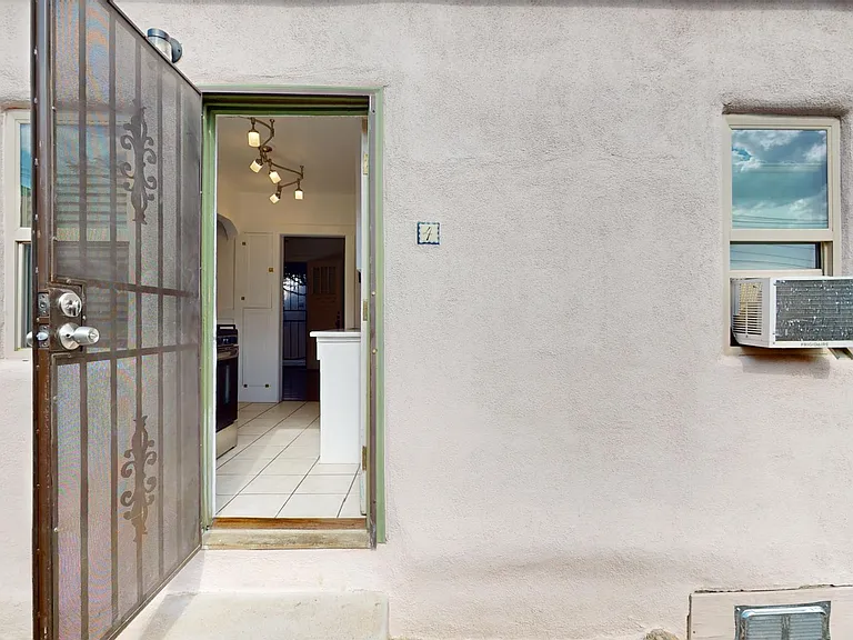 Lovely, Large, & Bright 1 Bed in Beautiful Downtown Courtyard Complex — Photo 32
