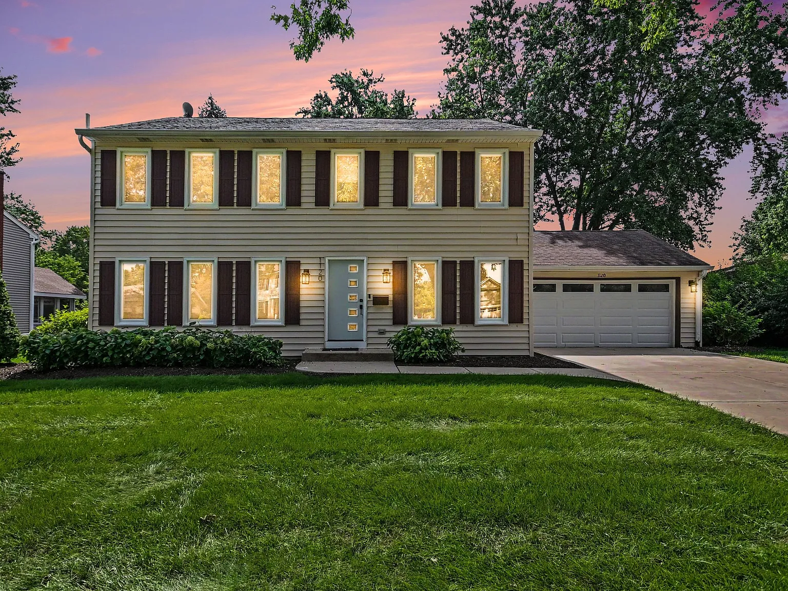 4 bed, 2.5 bath, 2160 sqft, $4,400 — Photo 1