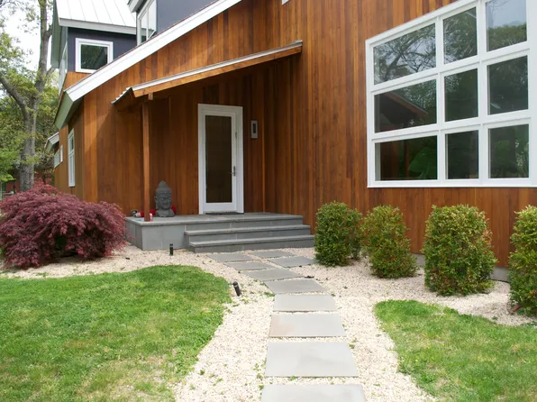 https://photos.zillowstatic.com/fp/1eccc68ee554d0bd507a2534bddc8d58-p_e.webp