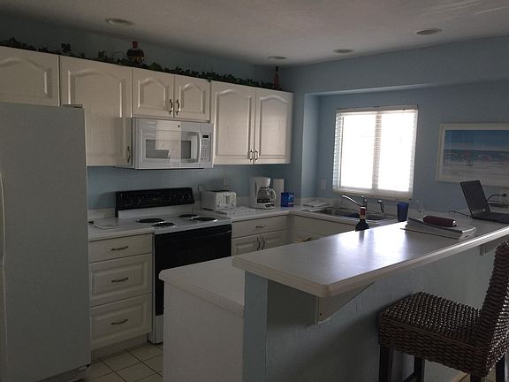 Kitchen w/bar seating