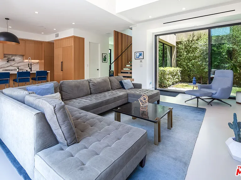 631 N Curson Ave — Photo 4