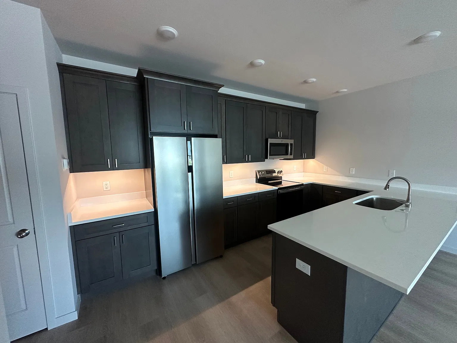 2 bed, 1.0 bath, 888 sqft, $1,585 — Photo 4