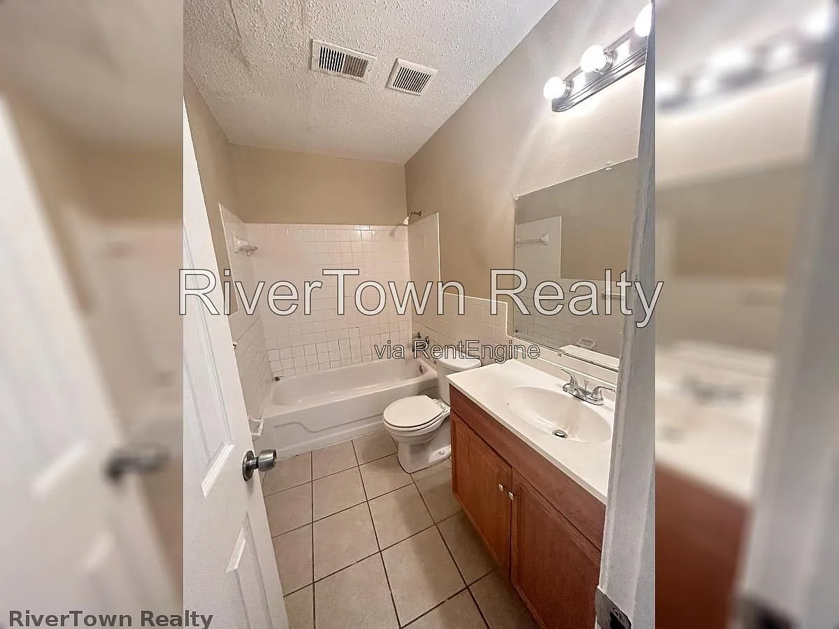 2 bed, 1.5 bath, 1292 sqft, $1,095 — Photo 2