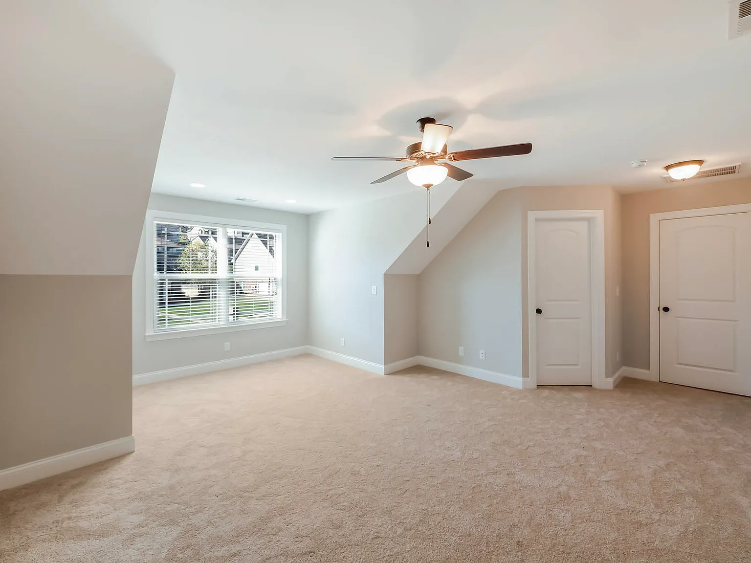 6 bed, 3434 sqft, $3,800 — Photo 2