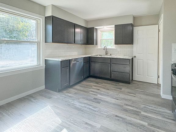 3rd image of 229 Lemyra St SE