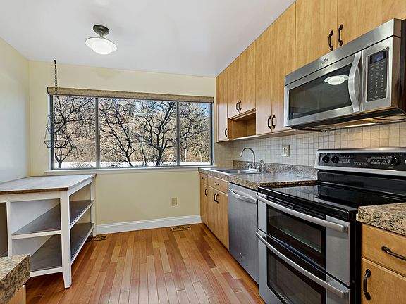 5th image of 19 Rockhagen Rd