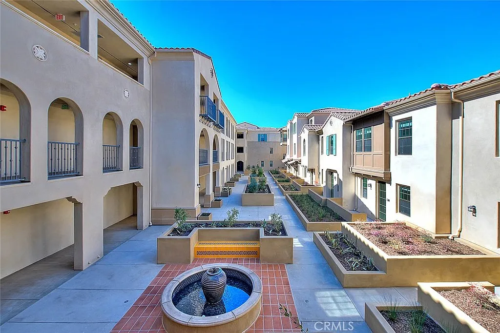 3 bed, 1157 sqft, $2,726 — Photo 2