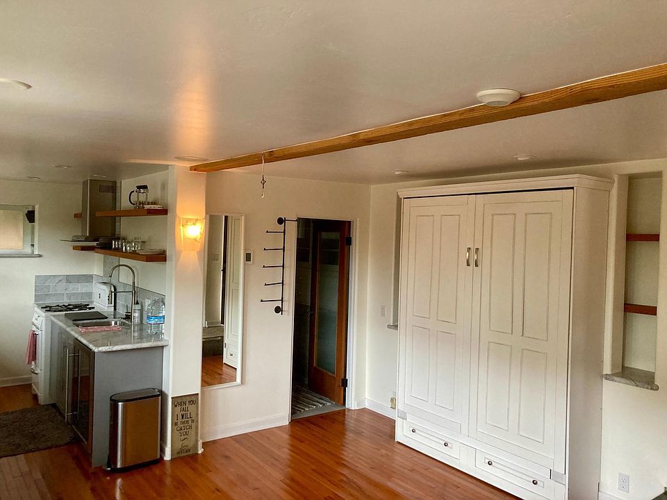 Queen MurphyBed, Bathroom and Kitchenette