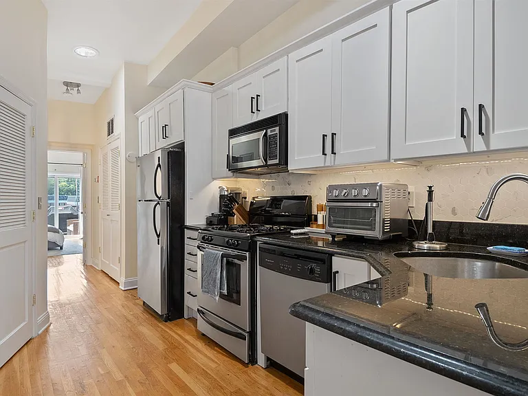 416 Monroe St #4R — Photo 6