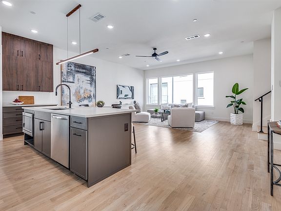 3rd image of 2908 Hawthorne Ave #104