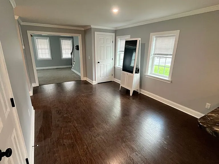 112 E Main St — Photo 9