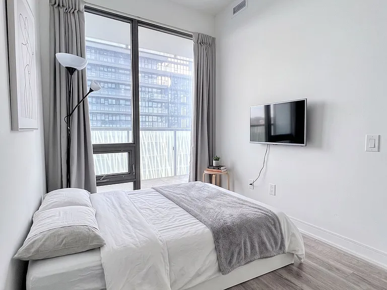 50 Charles St E #3613 — Photo 11