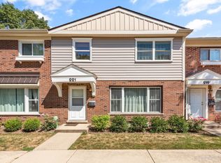 221 Fishing Ln, Wood Dale, IL 60191