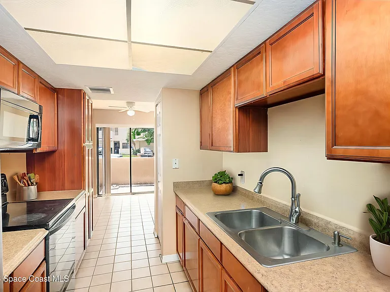 1911 Cashew Courtway — Photo 7