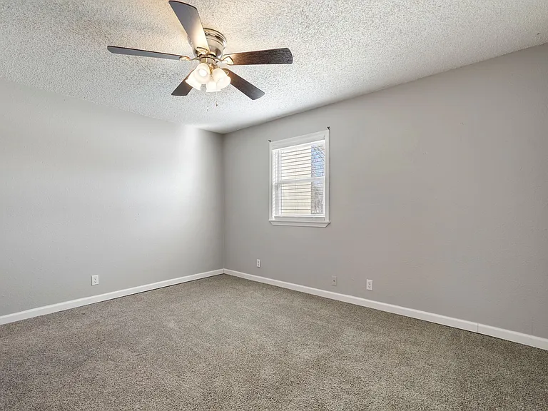 Crossroads Villa Apartments — Photo 30