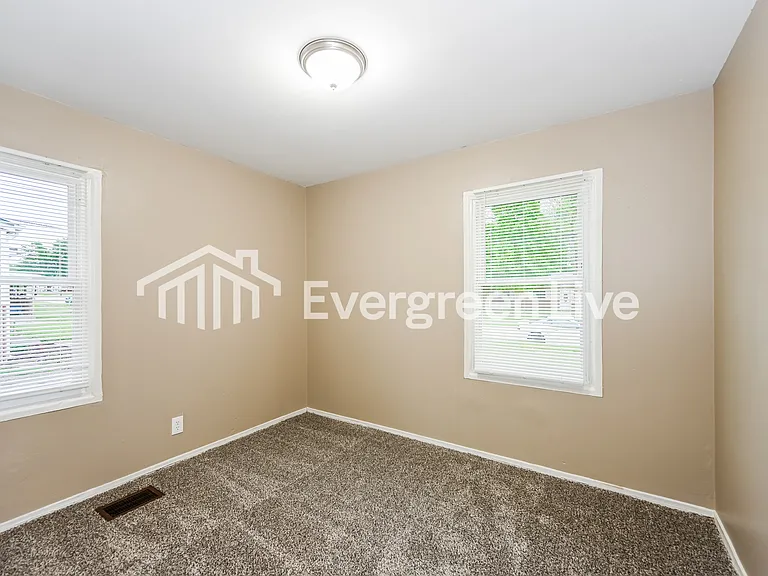 4325 Beechmont Dr — Photo 14