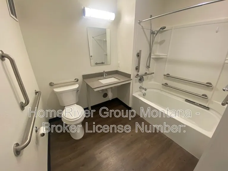320 Clay St #102 — Photo 8