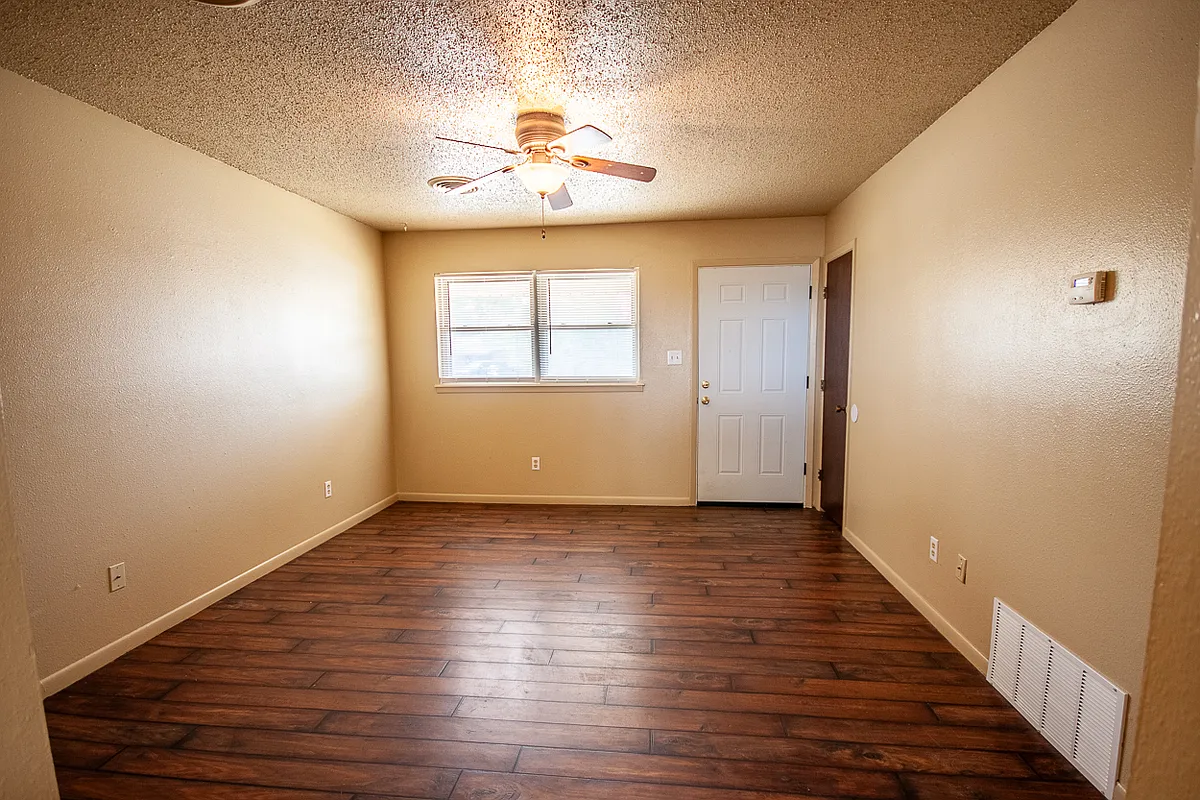 Building Photo - 532 Circle Dr