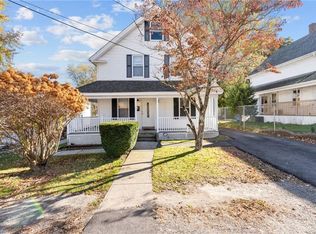 28 Sunnyside Ave, Woonsocket, RI 02895