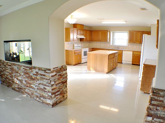 3rd image of 2718 Payton Dr