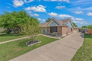 3 bed, 2.5 bath, 1906 sqft, $2,300 — Photo 2