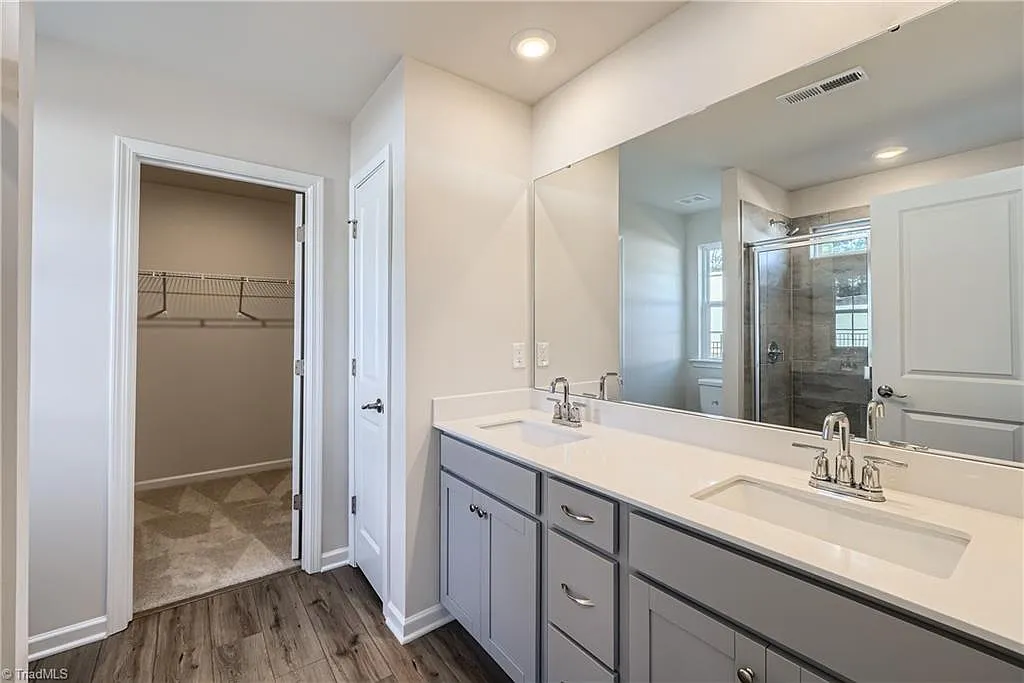4 bed, 2.5 bath, 2169 sqft, $2,500 — Photo 4