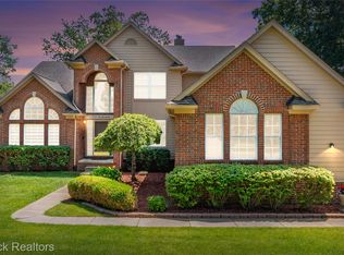 2322 Sandlewood Dr, White Lake, MI 48383