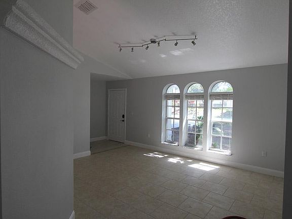 3rd image of 735 Briargrove Ave