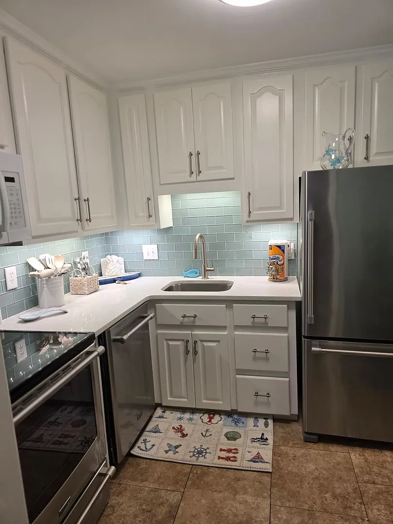 Adorable First Floor Beach-Oriented Condo - 6 mo Lease Term Available! — Photo 1